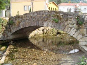 Pequeño puente de fábrica sobre el río de Pola de Somiedo (Asturias). Fotografía V. Yepes.