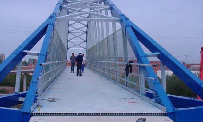 Pasarela sobre el AVE en Lérida. 2001 Proyecto de PEDELTA. Arco biapoyado de 38 metros de luz y 3 de ancho. Elementos atornillados.