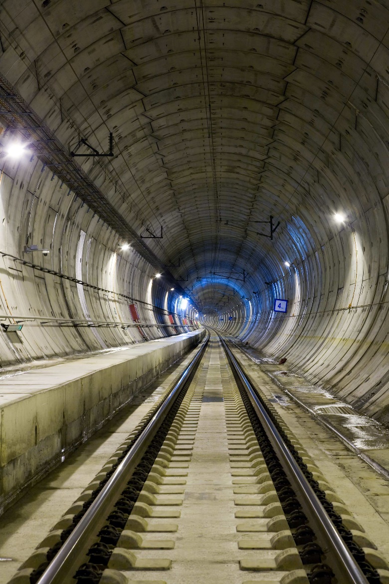 Figura 2.- Traviesas y dovelas juegan un papel fundamental en la construcción de líneas de ferrocarril y túneles, como sucede actualmente en dos de las mayores obras que se están acometiendo, como son los nuevos túneles subterráneos que cruzan el Estrecho del Bósforo en Estambul (Turquía) y la nueva línea de Londres (Inglaterra).