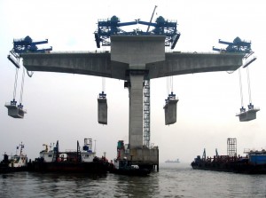 Figura 4.- Construcción de un puente en el mar mediante el empleo de cajones prefabricados de hormigón para la formación del tablero