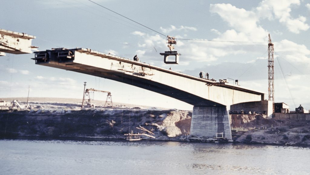 Puente de Castejón, construido con dovelas prefabricadas encoladas. http://www.cfcsl.com/