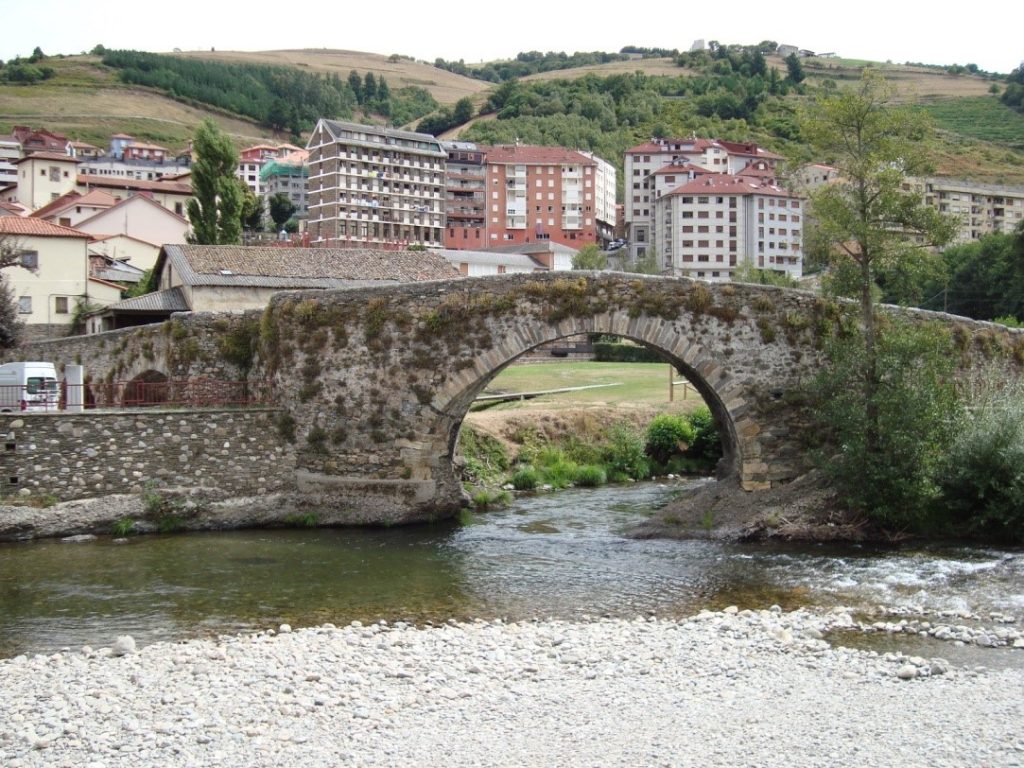 Puente de Cangas del Narcea (Asturias). Fotografía de V. Yepes.