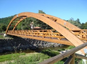 Ejemplo de puente arco de madera. Cangas de Onís (Asturias). Fotografía V. Yepes.