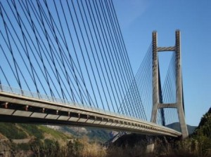 Puente Ingeniero Carlos Fernández Casado, en embalse de Barrios de Luna (León) 