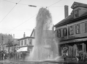 Rotura de la tubería de agua en Boston, 1925. Leslie Jones, Boston Public Library