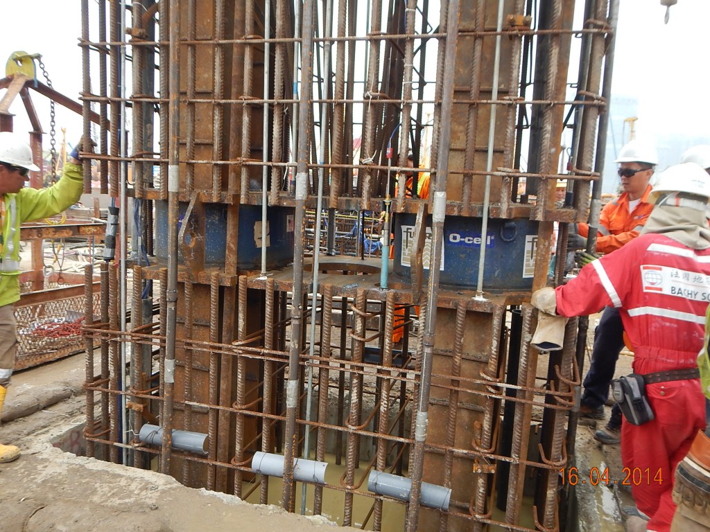 Colocación de armadura en barrette. Fuente: www.bachy-soletanche.com.hk