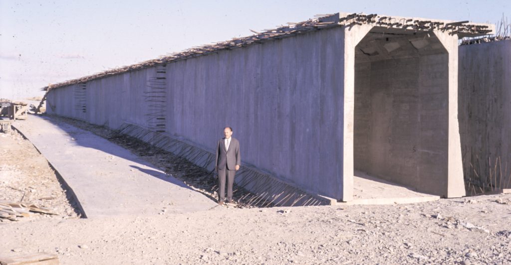 D. Carlos Fernández Casado junto al puente de Castejón, sobre el Ebro