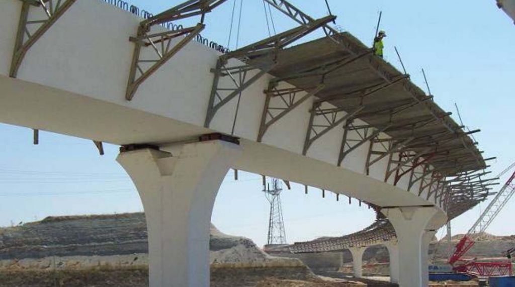 Montaje de prelosas sobre jabalcones provisionales (Álvarez et al., 2008)